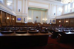 Заради разпространението на коронавируса депутатите трябва да се събират единствено