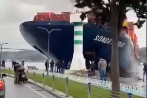 Инцидент с товарен кораб затвори Босфора