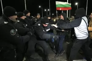 Протестите в Перник прераснаха в сблъсъци с полицията