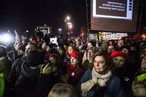 Хиляди поляци подкрепиха
             уволнен за критика съдия