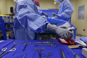 4 часа през нощта 50 годишен пациент в хирургичното отделение на