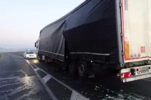 Обърнат ТИР затвори пътя за Гърция