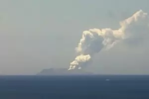 Поне петима загинали при изригването на вулкан в Нова Зеландия