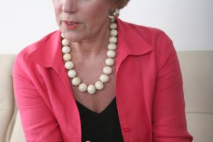 Бившият посланик Елена Поптодорова е носила лично папки с документи