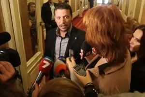 Атакисти нападнали областния управител на София
