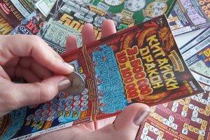 Късметлия с печеливш билет от Национална лотария съди Народното събрание