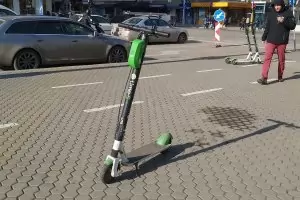 Момче е с опасност за живота след 
падане от електрическа тротинетка
