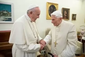 Бенедикт критикува папа Франциск относно безбрачието    