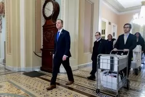 Сенатът изслушва адвокатите на Тръмп по импийчмънта