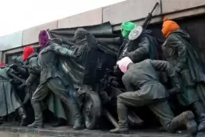 Арестуваха тийнейджърки, драскали по паметника на съветската армия