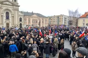 Маршът на тогите в Полша: Защитете нас, за да можем ние да защитим вас