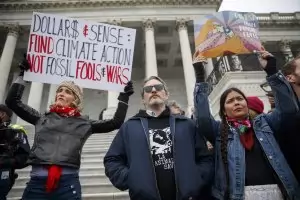 Арестуваха Хоакин Финикс на протест за климата