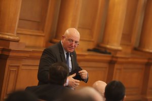 Новият екоминистър Емил Димитров се изказа днес колебливо относно мораториум