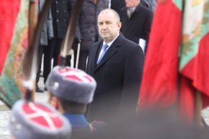 Пожарите се гасят с оставки раздаване на пари и отлагане