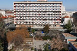 Собственикът на столичния хотел Рила предприема поредна офанзива в опит