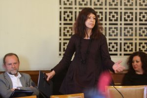 Близо половин година след избухването на скандала със свалянето от