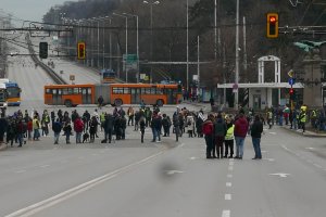 Няколко стотин протестиращи блокираха Орлов мост и скандират оставка оставка