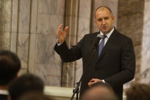 Не можем да спечелим войната с коронавируса единствено с ограничения