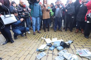 Няколко стотин души искат оставката на правителството и крещят нецензурни