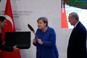 Ердоган дари Меркел с огледало и шлем