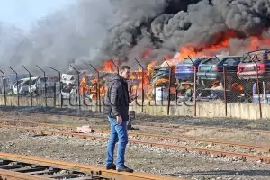 Голям пожар в автоморга обгазява Хасково