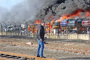Прокуратурата разследва пожара в автоморга в Хасково