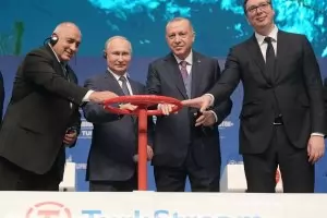 Един малък премиер ходи по жарава