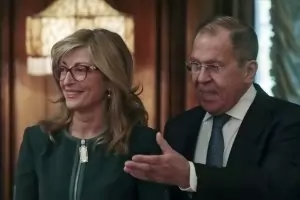 Москва се закани, а Вашингтон приветства гоненето на руски дипломати