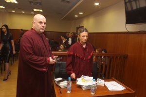 Въпреки че прокуратурата и съдът са част от независимата съдебна власт абсолютният