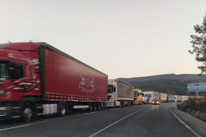 Десет километрова опашка от тирове се е оформила на границата с