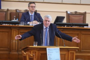 Изключително странно е предложението на премиера ца промяна в конституцията и