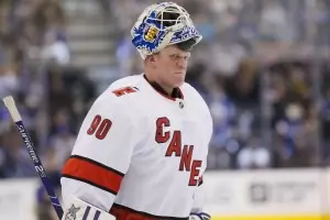 "Дежурен" вратар дебютира в НХЛ с победа за противника