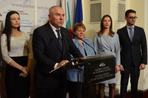 Докато текат важни събития днес пред парламента и вътре в