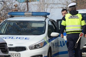 Огромни опашки се извиха пред столичната Пътна полиция Те са