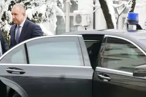 Радев: Защо Гешев не вижда корупция в правителството?