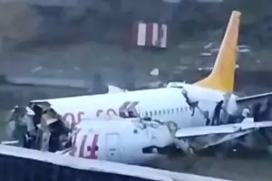 Пътнически самолет претърпя инцидент на летището в Истанбул