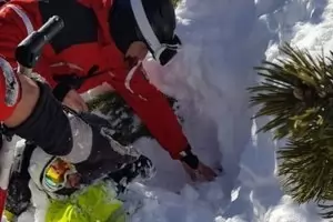 Спасители извадиха жив затрупан от лавина руски скиор в Пирин