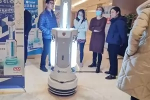 Роботи помагат на лекарите в болниците в Ухан