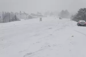 Бедствие в БДЖ: блокирани влакове, раздават се храна и одеала