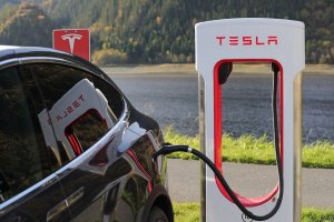 Бордът на директорите на Tesla обсъжда с властите в Атина план за