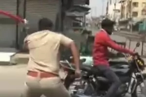 Полицията в Индия въвежда карантината с тояги