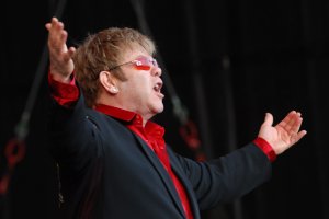 Онлайн концертът на Елтън Джон и приятели е събрал 8 млн