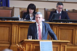 Вместо да се постараят да спазват противоепидемичните изисквания които редовно