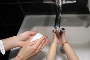 COVID 19 е неклетъчна форма на живот която се разпространява единствено