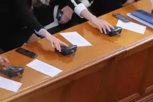 В управляващата коалиция се сдърпаха и за помощта на учениците