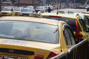 Таксиметрови шофьори излязоха на протест и превзеха пространството около храм паметник