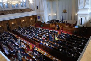 На извънредно закрито заседание парламентарната правна комисия реши че нарушилите