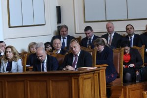 Единодушно и с внушително мнозинство от 201 гласа народните представители