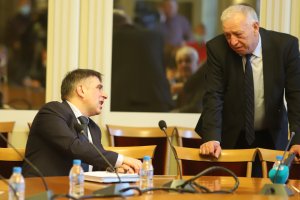 Парламентът се събра на извънредно пленарно заседание за да обсъди