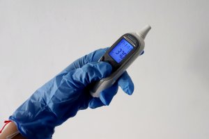 Измерването на температурата на влизане в училище е допустимо в